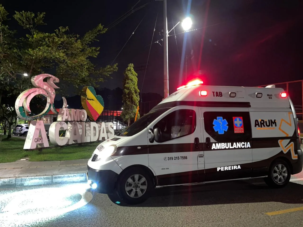 Ambulancia de ARUM lista para atender un servicio en la noche