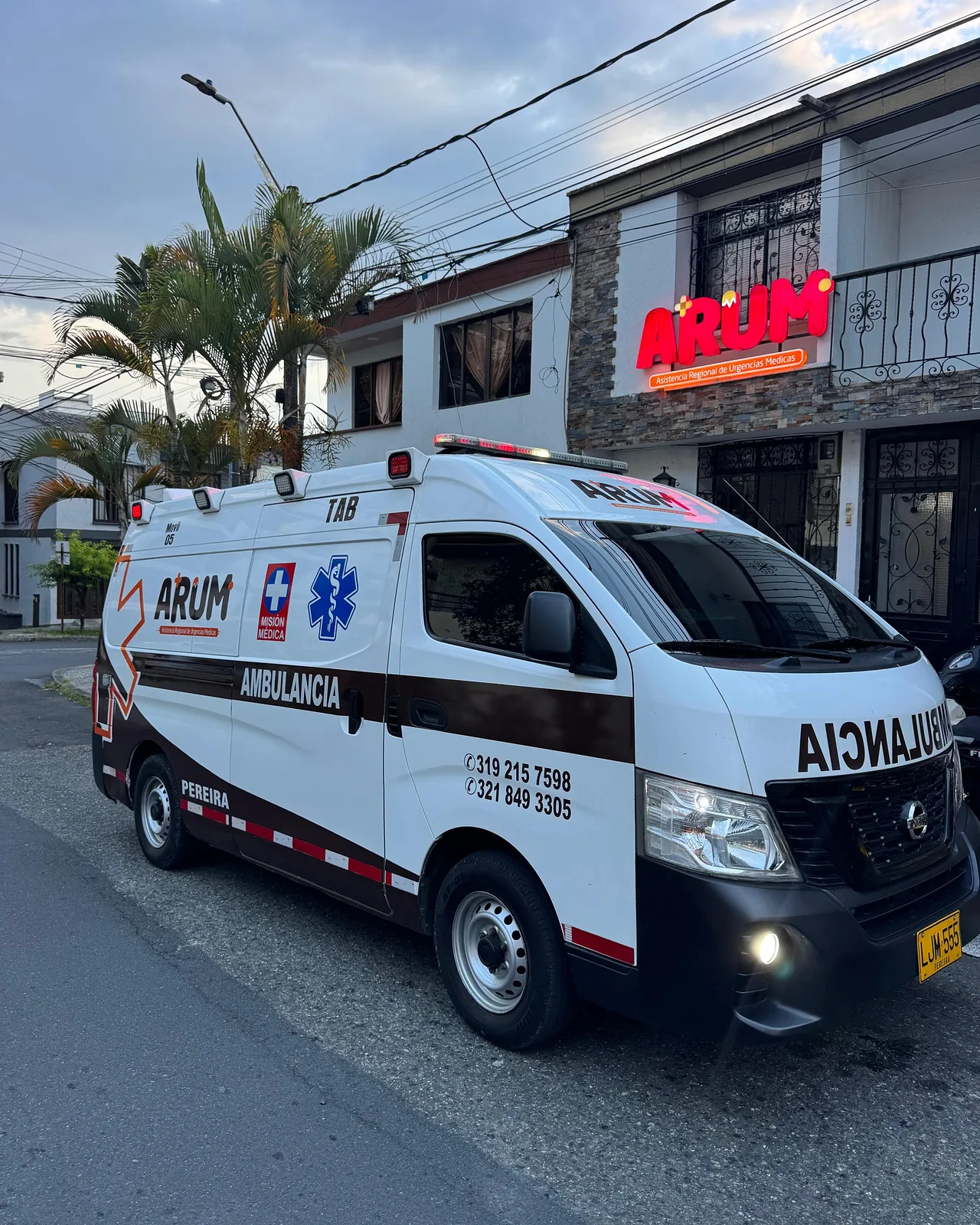 Sede de ARUM en Pereira con una ambulancia estacionada al frente