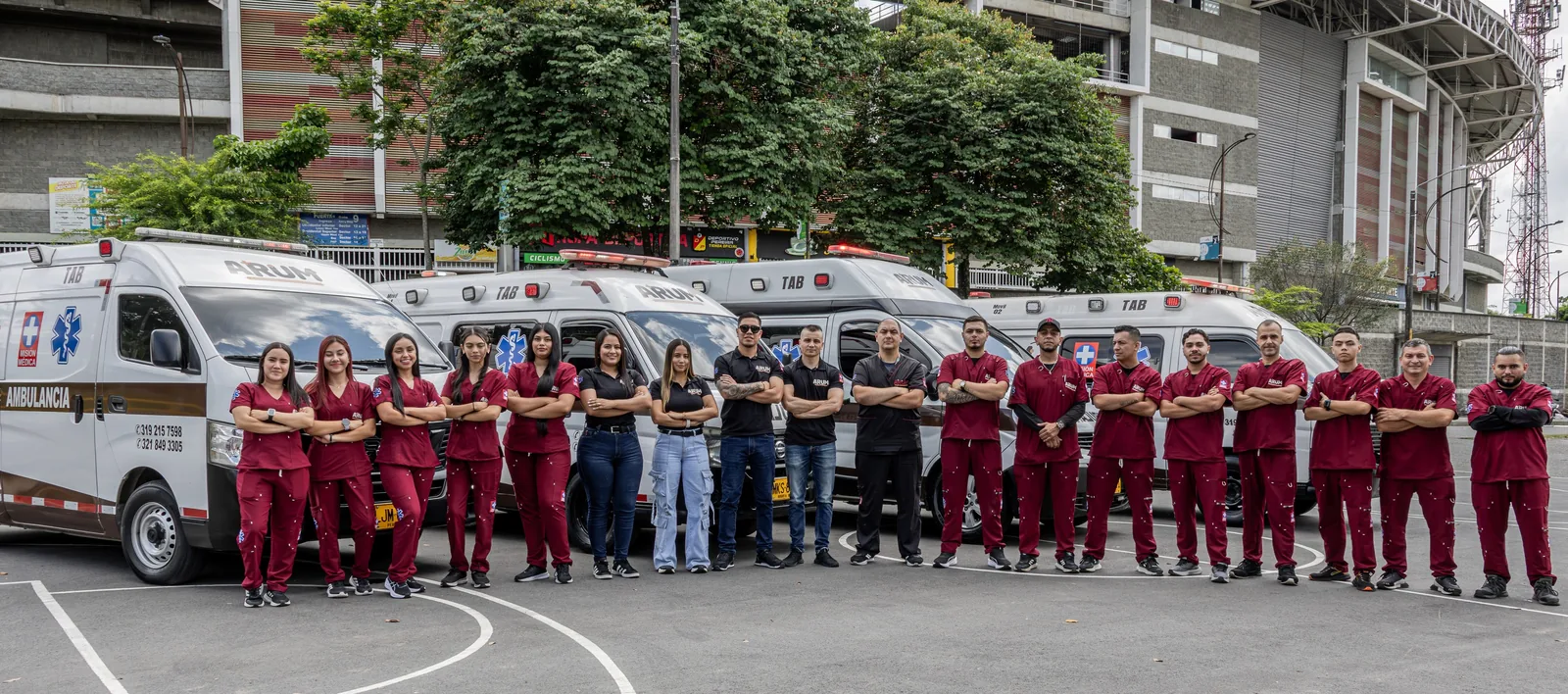 Equipo completo de ARUM Ambulancias frente a la flota en Pereira