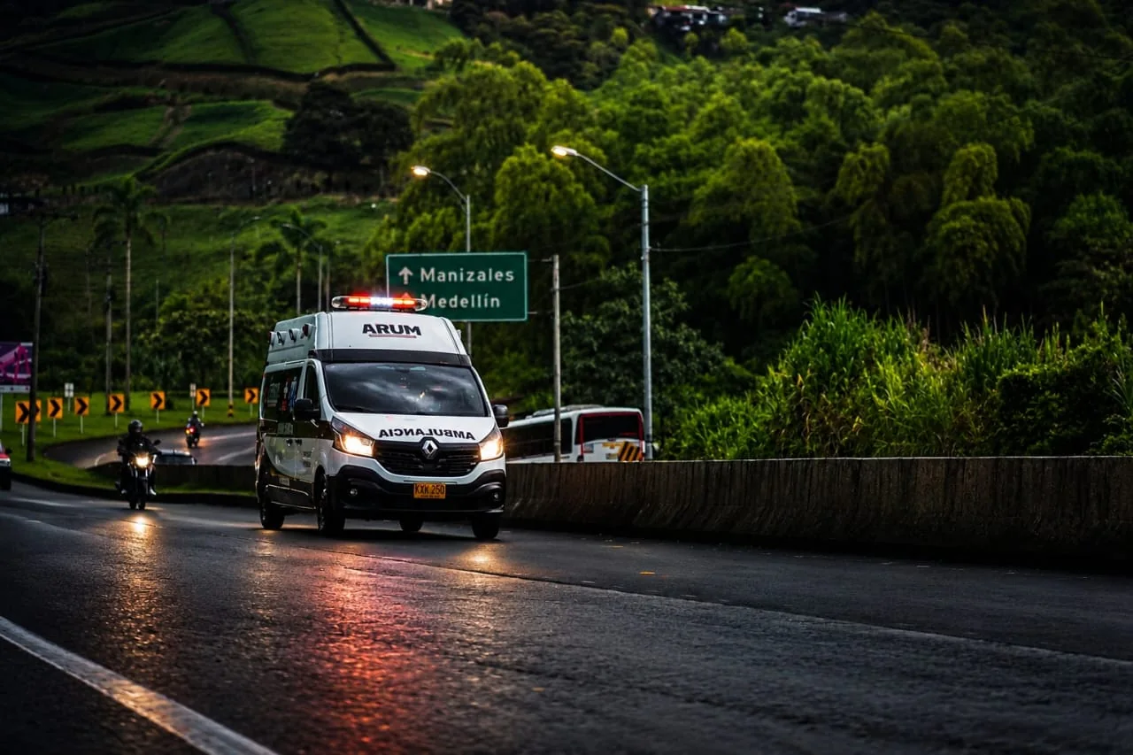 Ambulancia de ARUM en carretera con las luces encendidas