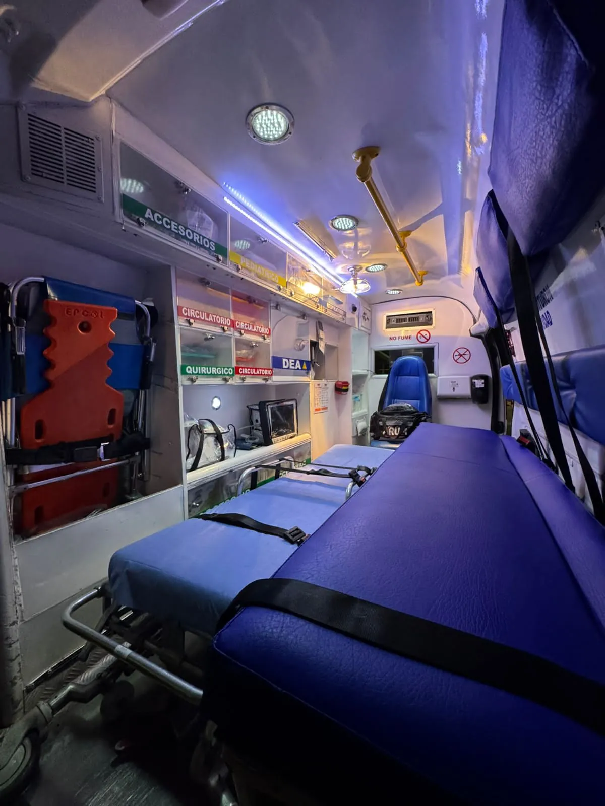 Interior de una ambulancia de ARUM con camilla y equipos para el traslado de pacientes