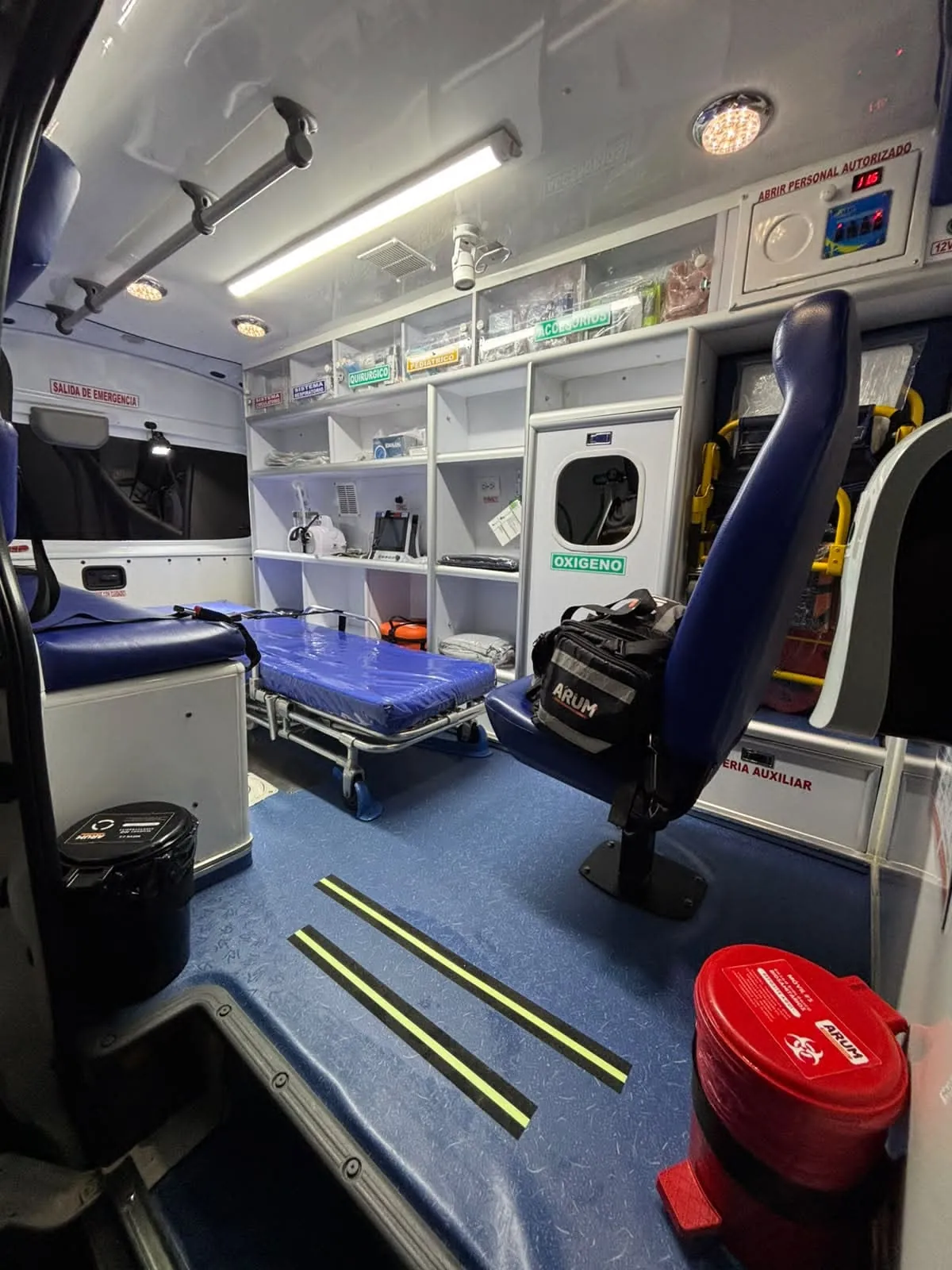 Interior de ambulancia de traslado asistencial básico de ARUM con camilla, silla para acompañante y oxígeno