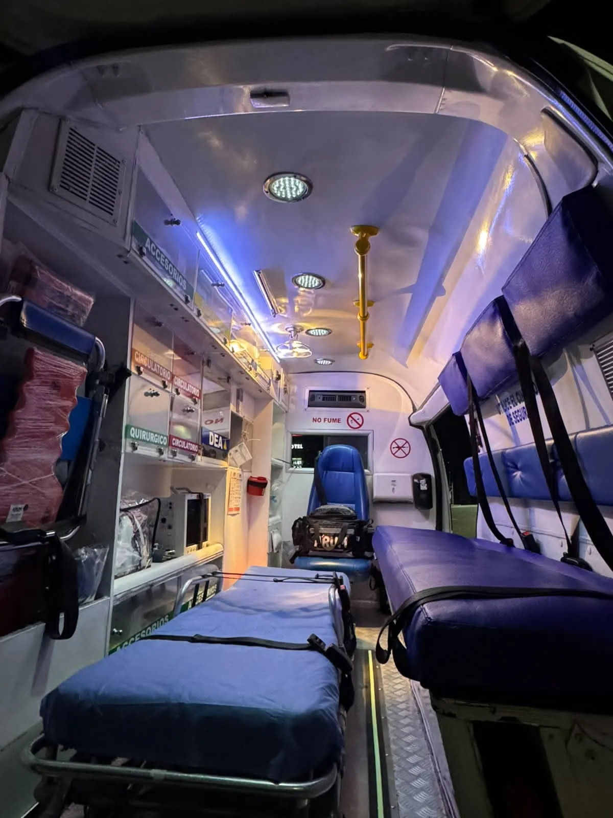 Interior de una ambulancia de ARUM con camilla y asientos para acompañantes