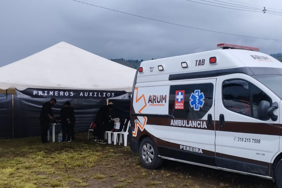 Ambulancia de ARUM junto a la carpa de primeros auxilios en un evento