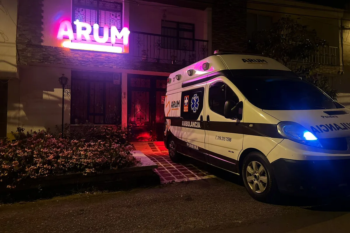Ambulancia de ARUM frente a la sede en Pereira, de noche