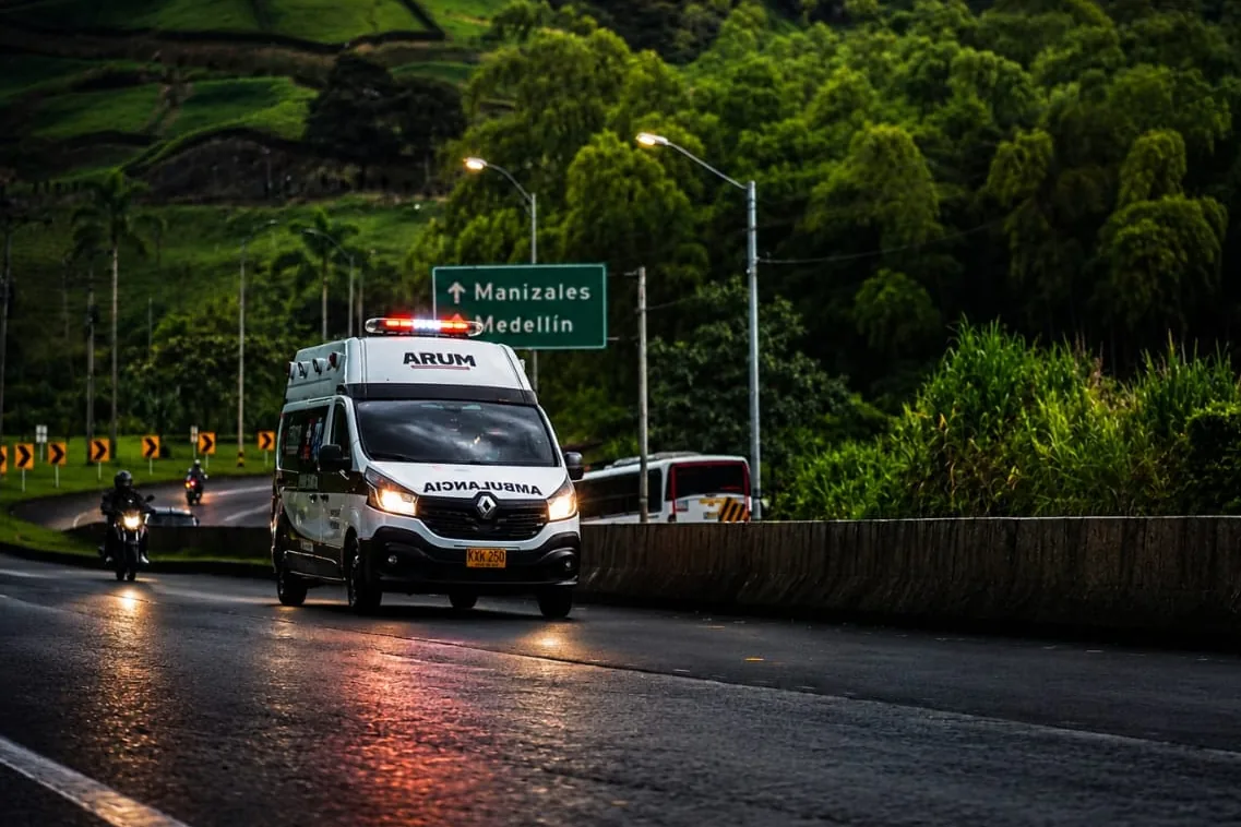 Ambulancia de ARUM en carretera durante un traslado de paciente